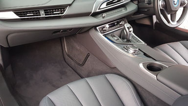 2015 BMW i i8 HYBRID - Kondisi Istimewa (s-15) 2015 BMW i i8 HYBRID - Kondisi Istimewa (s-15)