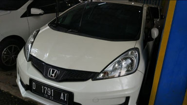 2012 Honda Jazz RS 1.5 AT Putih - Body Mulus Harga Menarik (s-1) 2012 Honda Jazz RS 1.5 AT Putih - Body Mulus Harga Menarik (s-1)