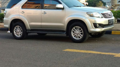 2013 Toyota Fortuner V - Kondisi Bagus Siap Pakai (s-2) 2013 Toyota Fortuner V - Kondisi Bagus Siap Pakai (s-2)