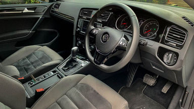 2017 Volkswagen Golf TSI - Mobil Pilihan (s-4) 2017 Volkswagen Golf TSI - Mobil Pilihan (s-4)