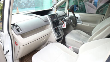 2013 Toyota Nav1 V lux - Murah Dapat Mobil Mewah (s-3) 2013 Toyota Nav1 V lux - Murah Dapat Mobil Mewah (s-3)