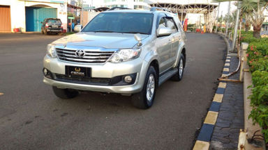 2013 Toyota Fortuner V - Kondisi Bagus Siap Pakai (s-0) 2013 Toyota Fortuner V - Kondisi Bagus Siap Pakai (s-0)