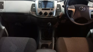 2011 Toyota Kijang Innova Venturer G - bekas berkualitas (s-2) 2011 Toyota Kijang Innova Venturer G - bekas berkualitas (s-2)