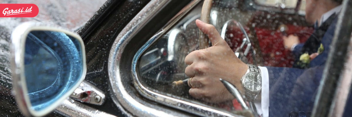 Kaca Mobil Berjamur Saat Musim Hujan? Begini Cara Ampuh Mengatasinya
