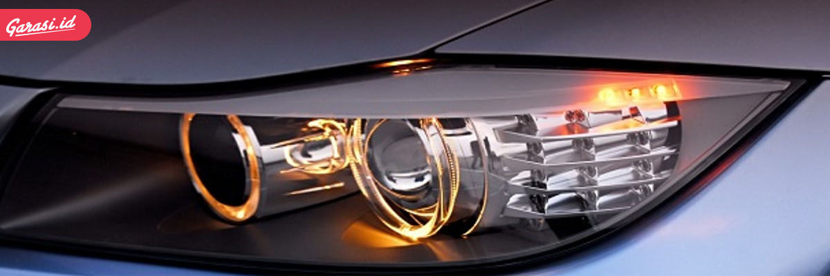 Penggunaan lampu hazard mobil