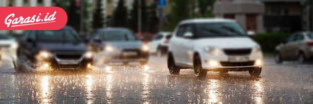 Berkendara Harus Ektra Hari-Hati Saat Turun Hujan