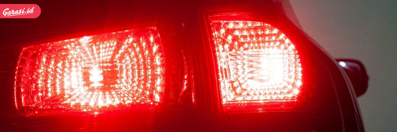 Lampu belakang mobil