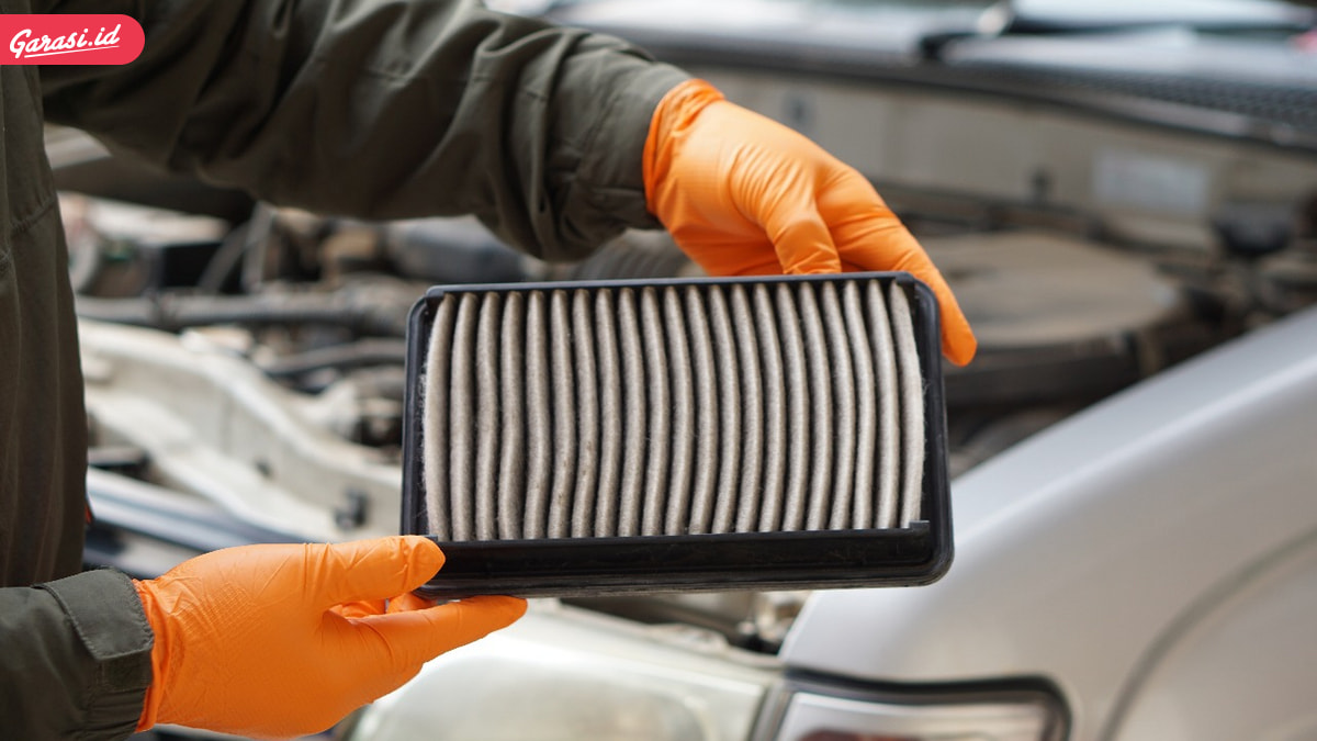 Cara Efektif Hilangkan Bau Rokok yang Melekat di Interior Mobil!