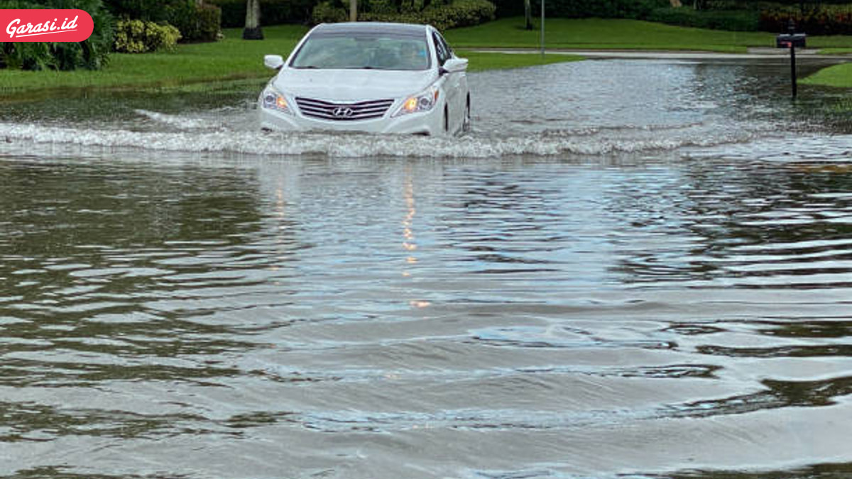 Resiko Besar Jika Mobil Dipaksa Menerjang Banjir