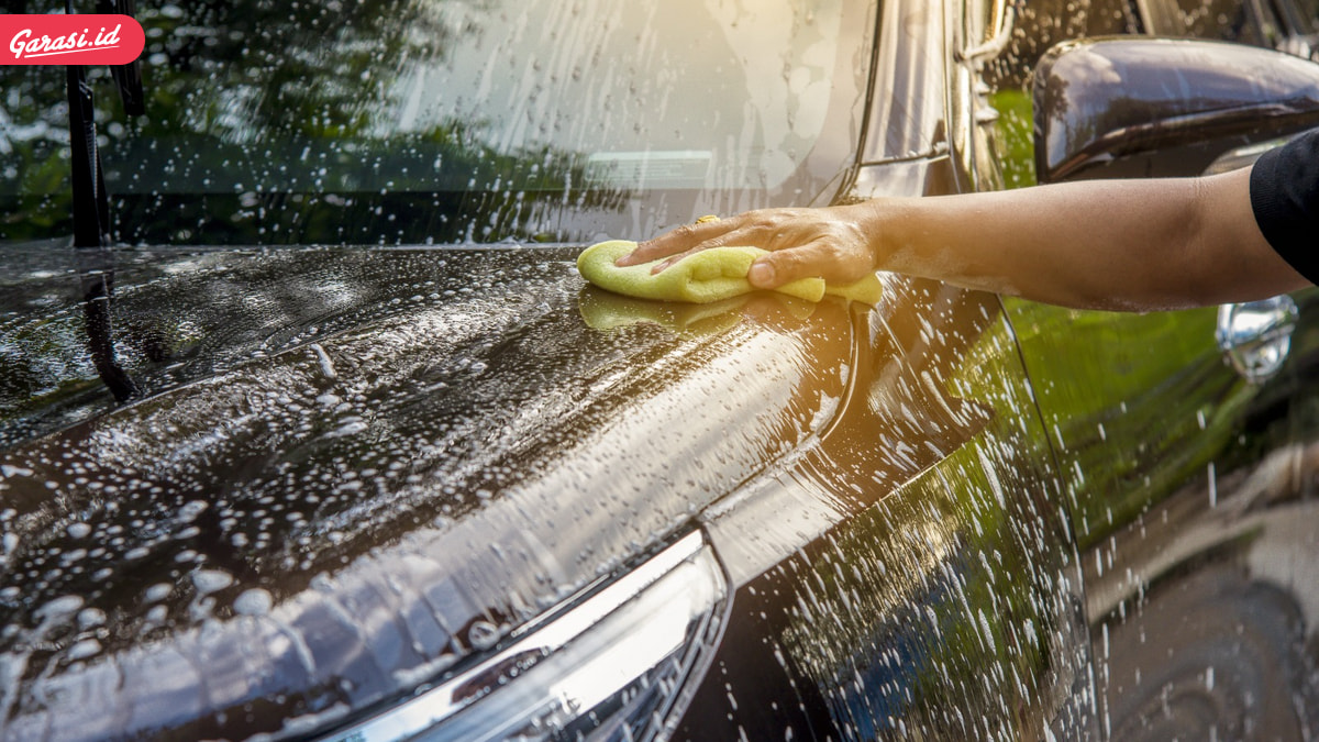 Hujan dan Panas Bergantian, Ini Waktu Ideal Mencuci Mobil Saat Cuaca Tak Menentu!