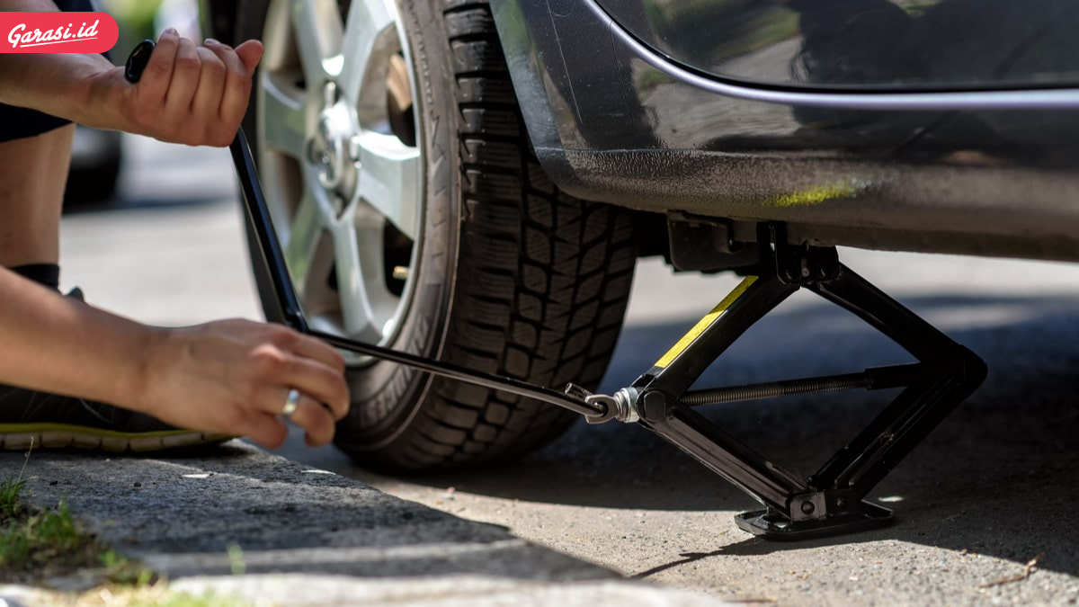 Jangan Sampai Salah Titik! Ini Cara Dongkrak Mobil yang Tepat