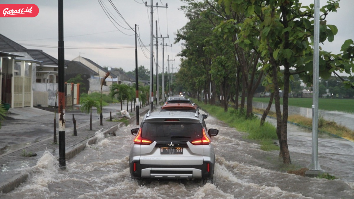 Intensitas Hujan Meninggi, Banyak Jalan yang Terendam Banjir. Ikuti 5 Tips Berikut Agar Selalu Aman Berkendara