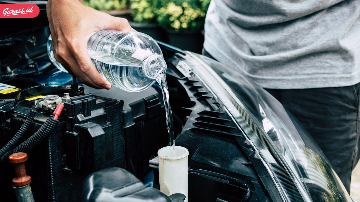 Pakai Air Biasa untuk Cairan Wiper? Ini Risiko dan Penjelasannya