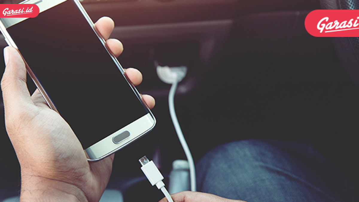 Tips Aman Mengisi Baterai Handphone di Mobil