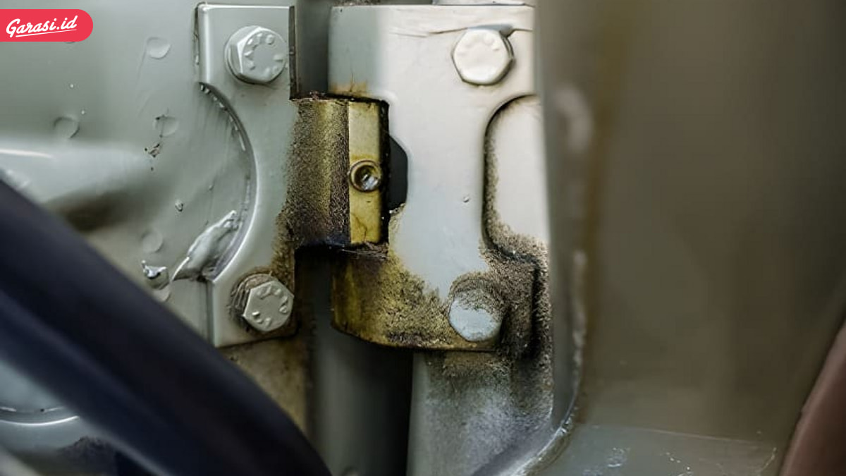 Pintu Mobil Seret dan Berdecit? Bisa Jadi Engselnya Berkarat!