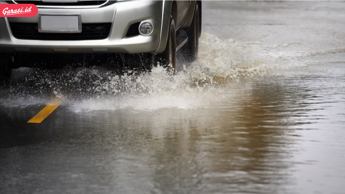 8 Tips Mengatasi Mogok Saat Mobil Menerjang Banjir