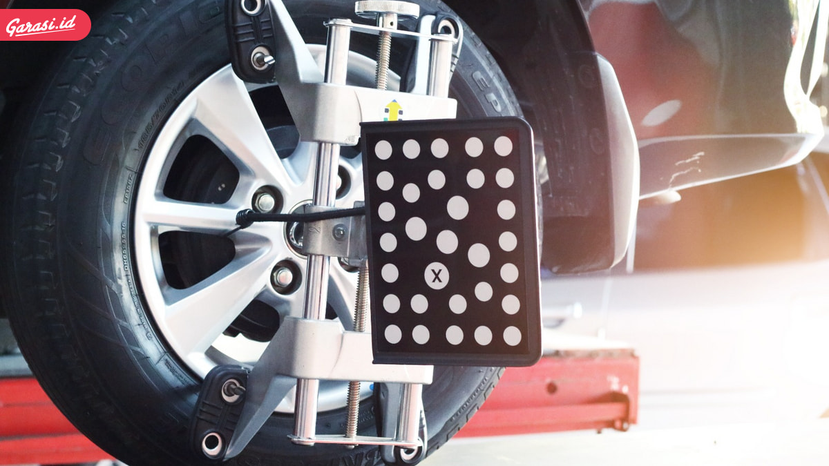 Jangan Sampai Terjadi! Ini Cara Cegah Ban Mobil Pecah Saat Berkendara di Musim Hujan