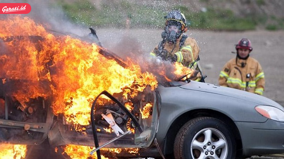 8 Tips Mencegah Kebakaran Mobil dan Penanggulangannya