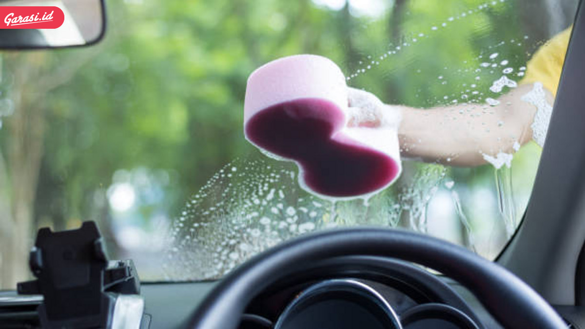 Cuci Kaca Mobil Dengan Hati-Hati