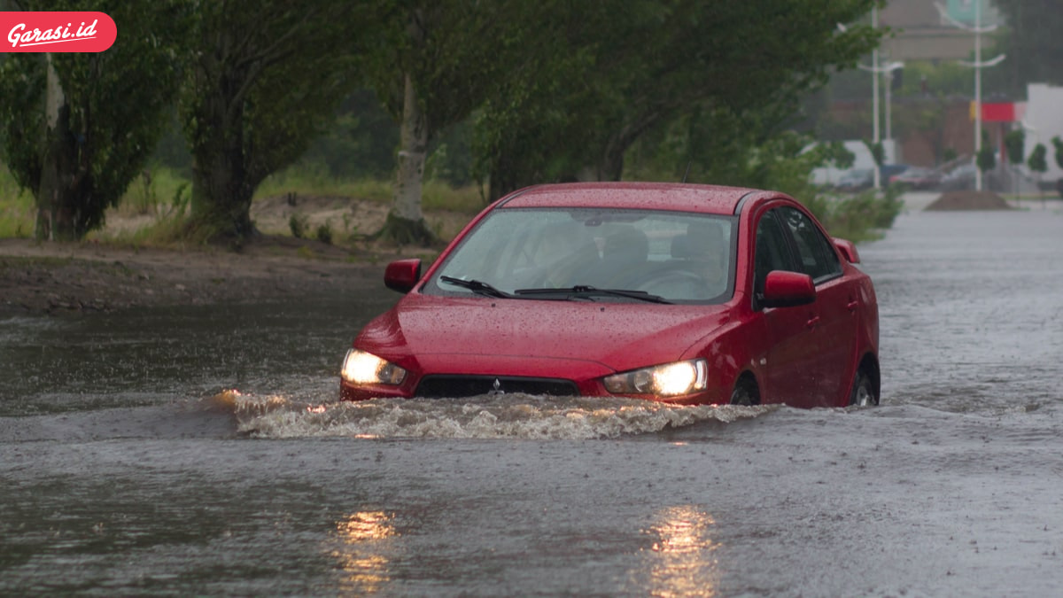Mobil Terendam Banjir. Wajib Ganti Oli Mesin Mobil Langsung