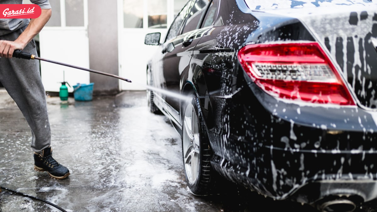 Ragu Mencuci Mobil di Tempat Umum? Ini 5 Cara yang Benar dan Cepat Mencuci Mobil di Rumah