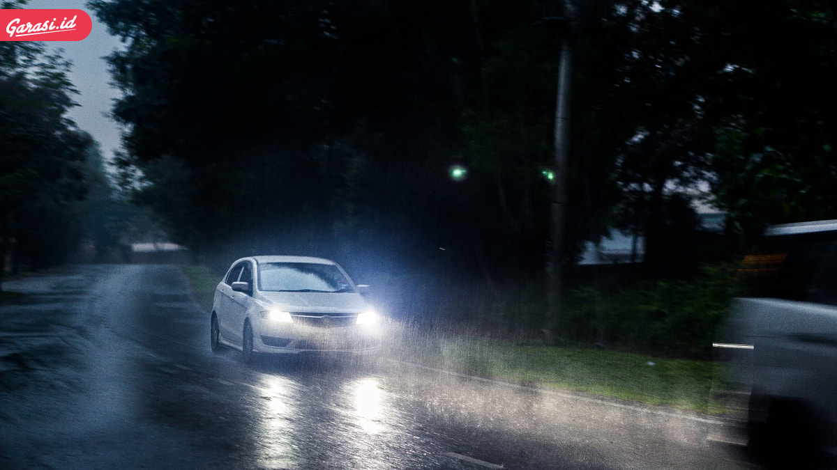 Jangan Asal! Begini Etika Penggunaan Lampu Mobil saat Berkendara di Hujan Deras