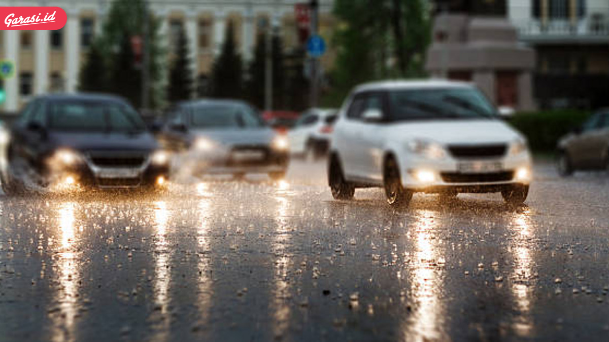 Berkendara Harus Ektra Hari-Hati Saat Turun Hujan