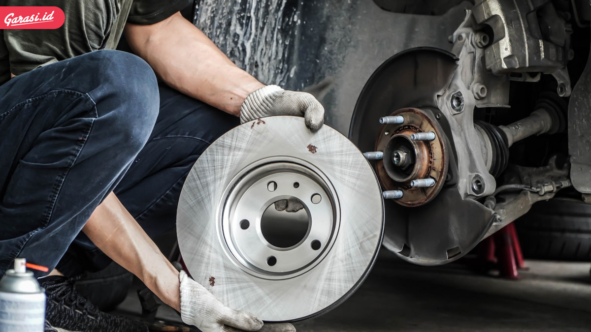 Jangan Sampai Terjadi! Ini Cara Cegah Ban Mobil Pecah Saat Berkendara di Musim Hujan