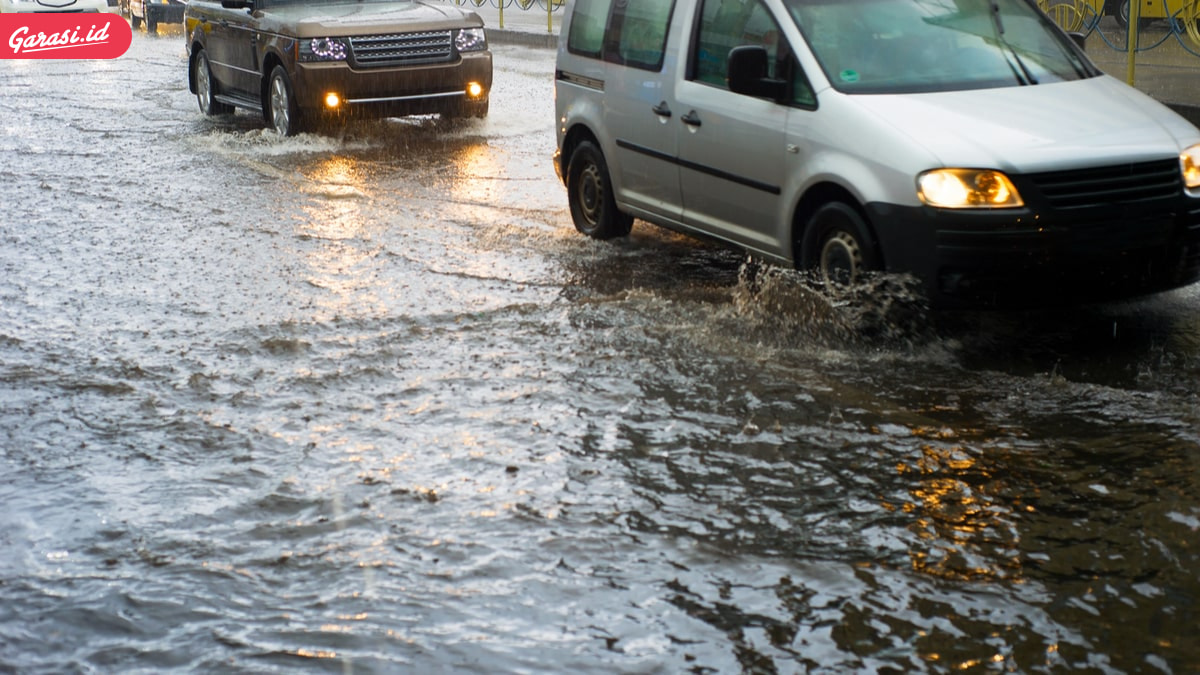 8 Tips Mengatasi Mogok Saat Mobil Menerjang Banjir