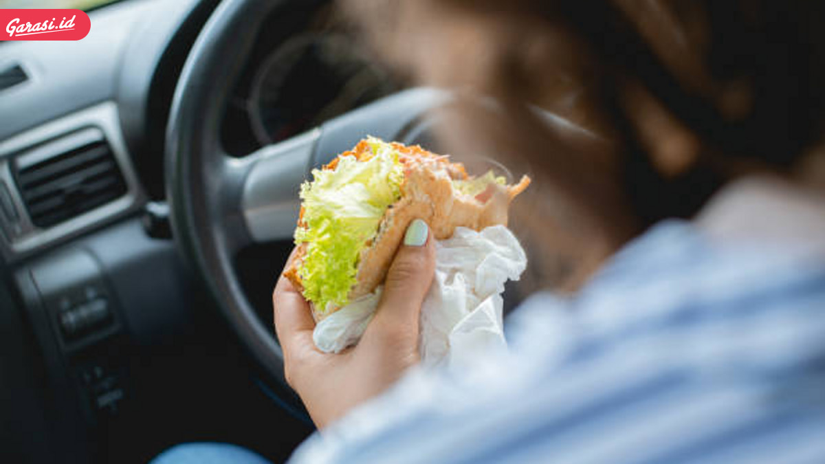 Jangan Makan dan Minum Di Mobil
