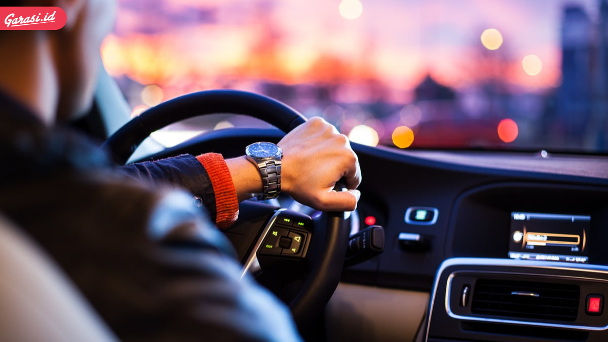 5 Tips Jitu Menghadapi Ban Mobil Pecah Saat Berkendara di Jalan