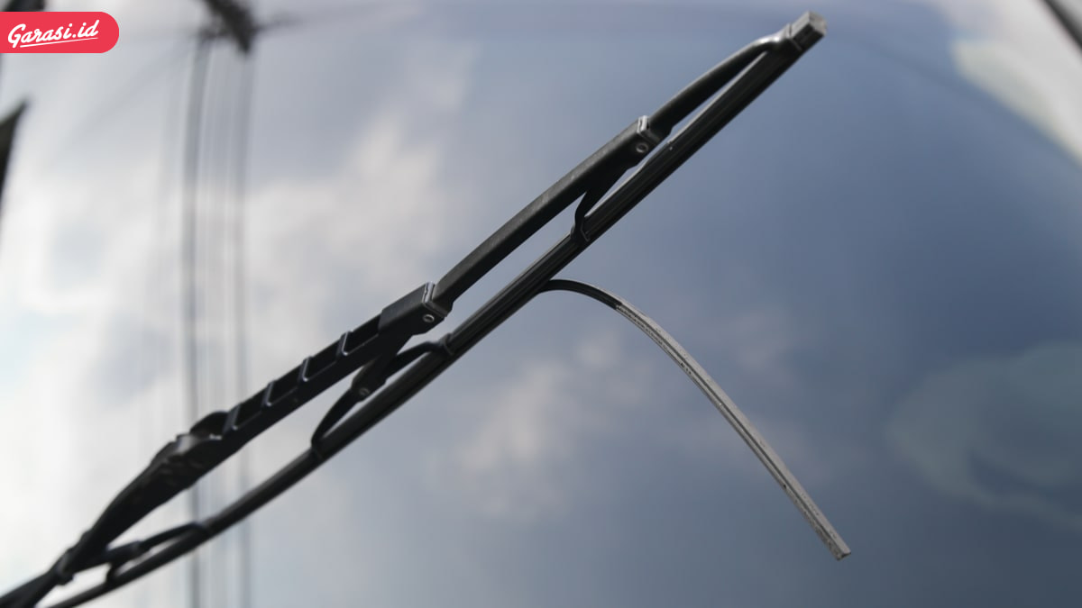 Visibilitas Aman di Musim Hujan, 4 Cara Bersihkan Jamur Kaca Mobil