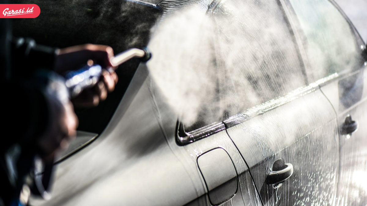 Ragu Mencuci Mobil di Tempat Umum? Ini 5 Cara yang Benar dan Cepat Mencuci Mobil di Rumah