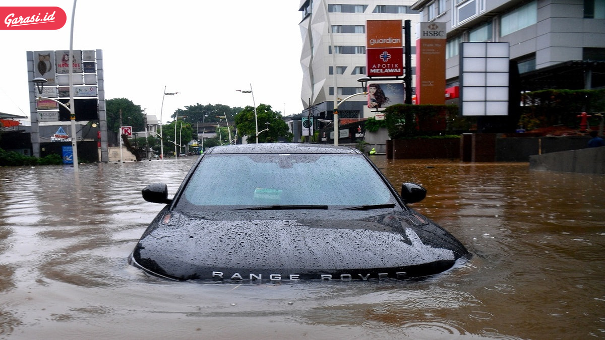 Mobil Matik Terendam Banjir?! Begini Cara Penanggulangannya