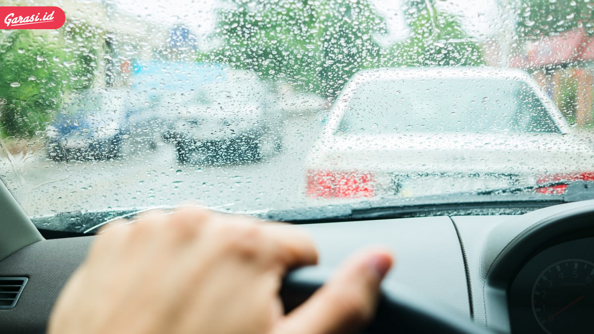 Segera Atasi Kaca Mobil Terkena Air Hujan
