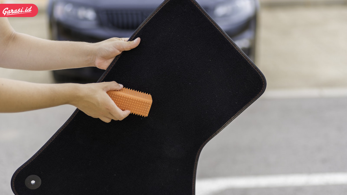 Penyebab dan Cara Mengatasi Bau Apek di Dalam Mobil