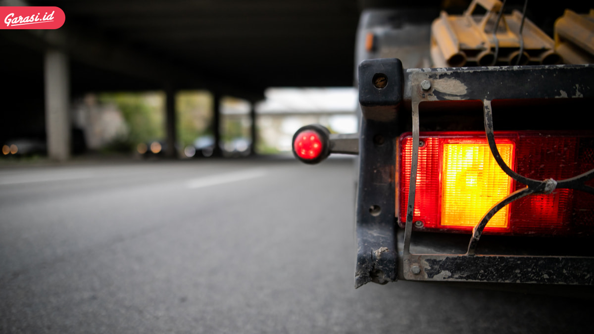 Biar Aman Saat Berkendara, Pahami Isyarat Lampu Kendaraan Truk dan Bus