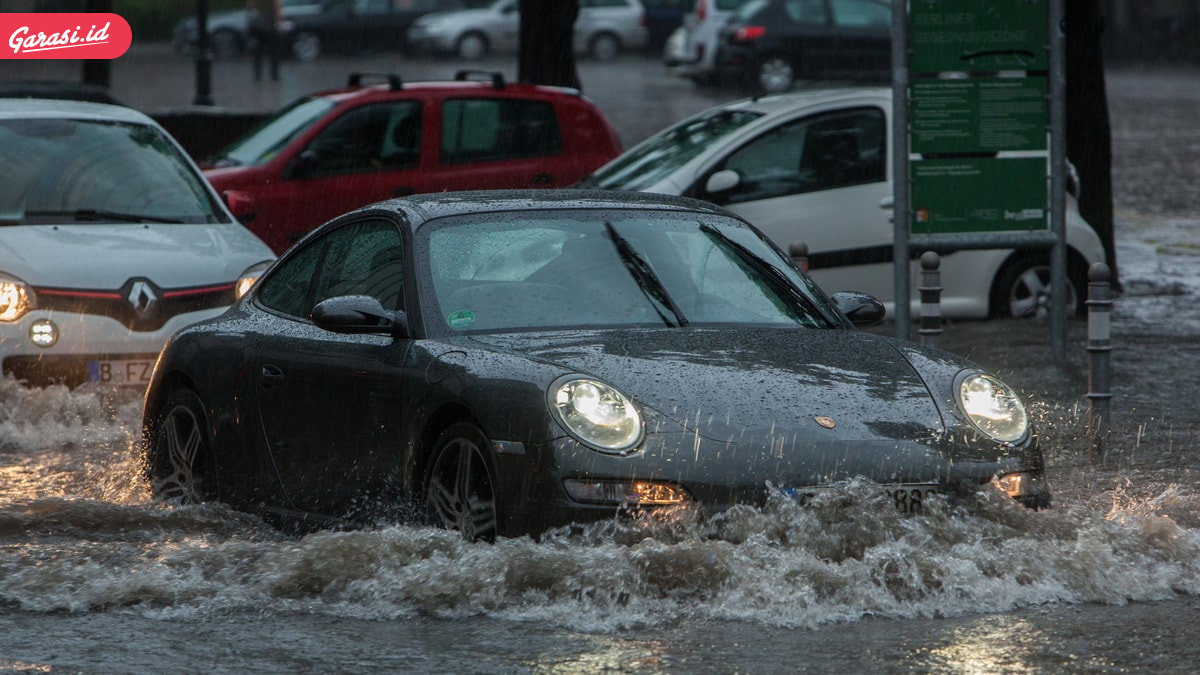 8 Tips Mengatasi Mogok Saat Mobil Menerjang Banjir
