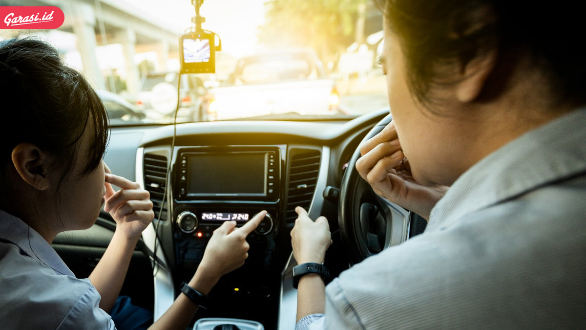 Cara Efektif Hilangkan Bau Rokok yang Melekat di Interior Mobil!