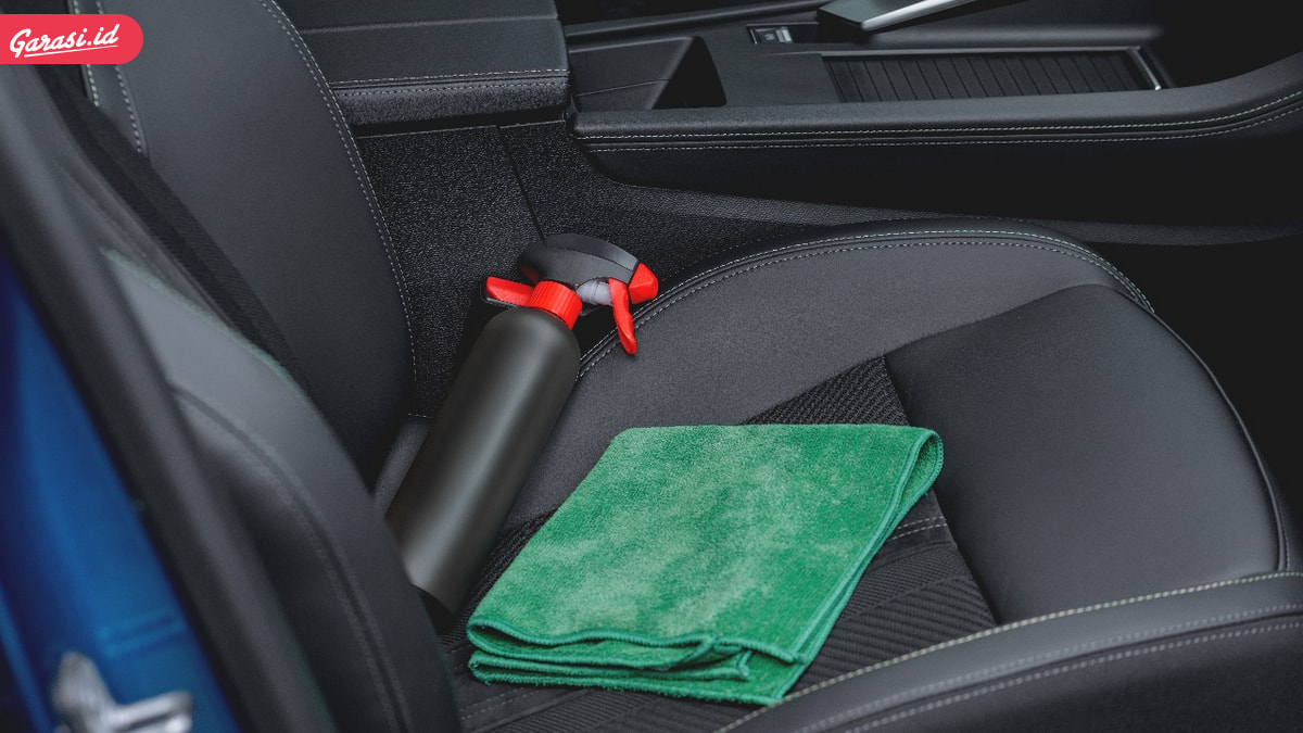 Cara Efektif Hilangkan Bau Rokok yang Melekat di Interior Mobil!