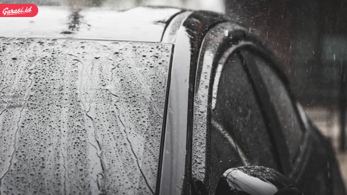 Kaca Mobil Yang Terkena Air Hujan