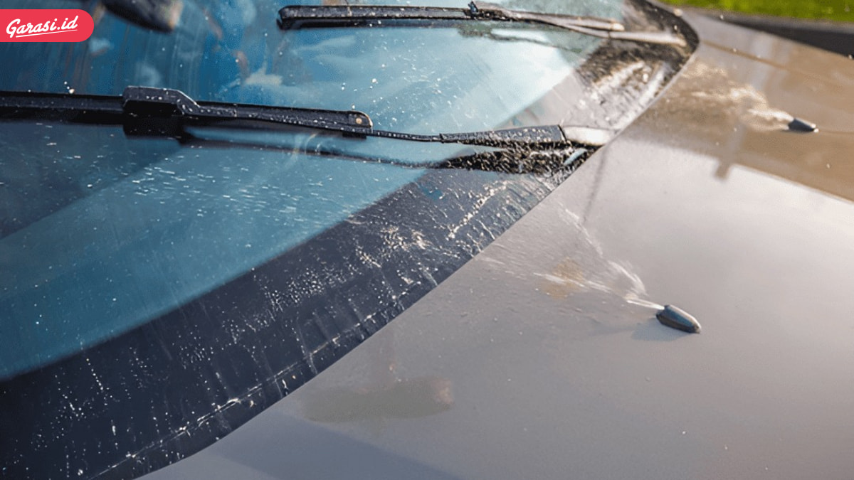 Pakai Air Biasa untuk Cairan Wiper? Ini Risiko dan Penjelasannya