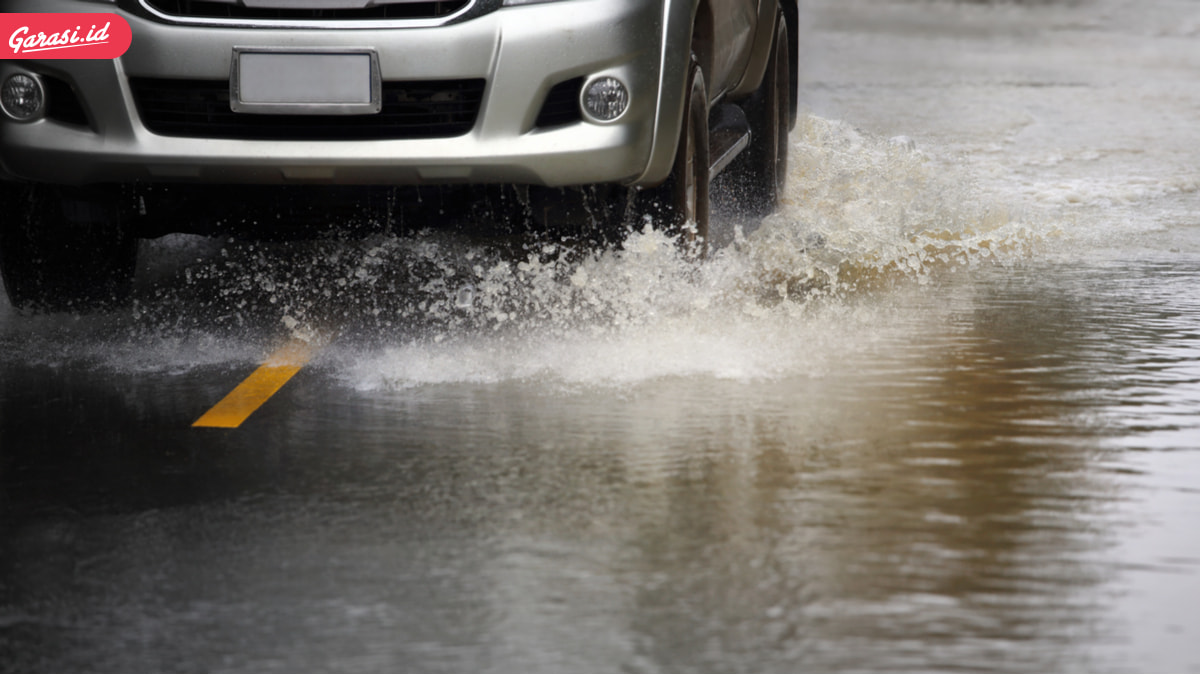 Pengendara Mobil Harus Baca Ini Bila Tidak Ingin Tergelincir Saat Hujan