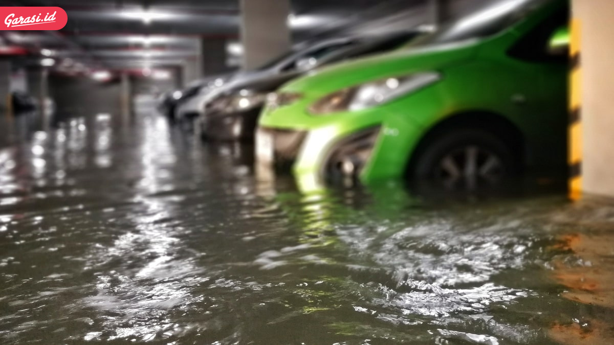 Mobil Terendam Banjir. Wajib Ganti Oli Mesin Mobil Langsung