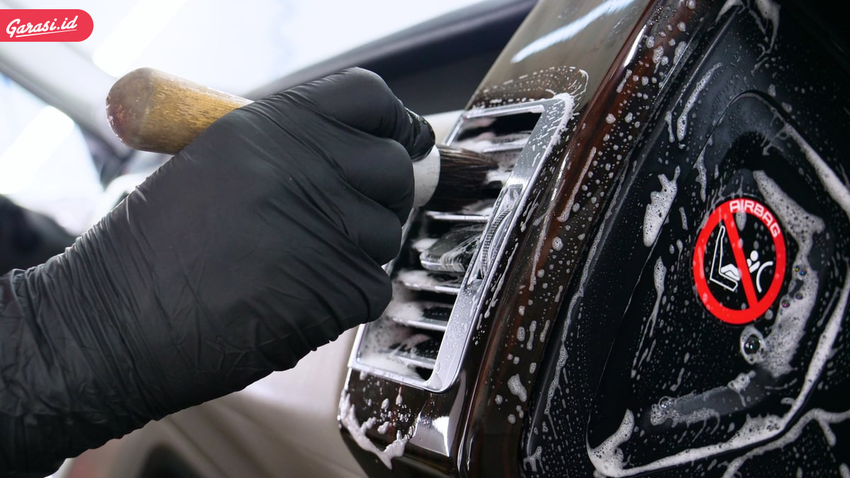Sering Semprot Disinfektan Bagian Interior Mobil? Ini Bahayanya