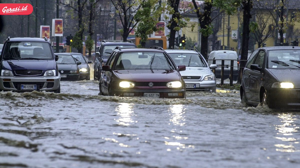 Mobil Menerjang Banjir? Segera Lakukan Perawatan Mobil