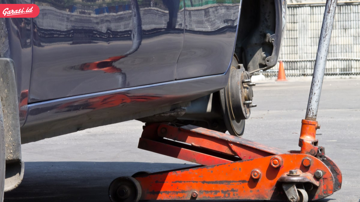 Jangan Sampai Salah Titik! Ini Cara Dongkrak Mobil yang Tepat