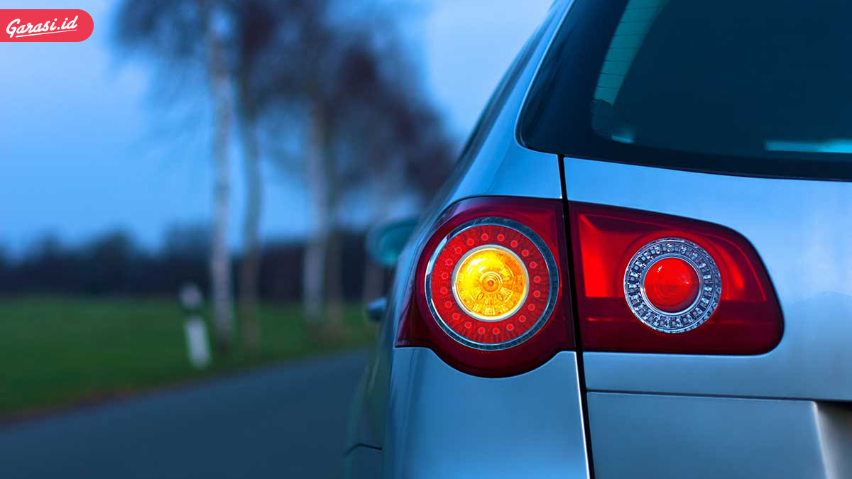 Alasan Mengapa Lampu Belakang Mobil Berwarna Merah, Orange dan Putih