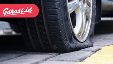 Ban Mobil Kempes? Ini Bahaya Jika Dipaksa Jalan dan Cara Aman Menghadapinya