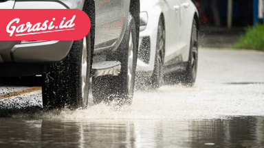 Cegah Tergelincir Saat Hujan dengan Perawatan Ban Mobil yang Tepat